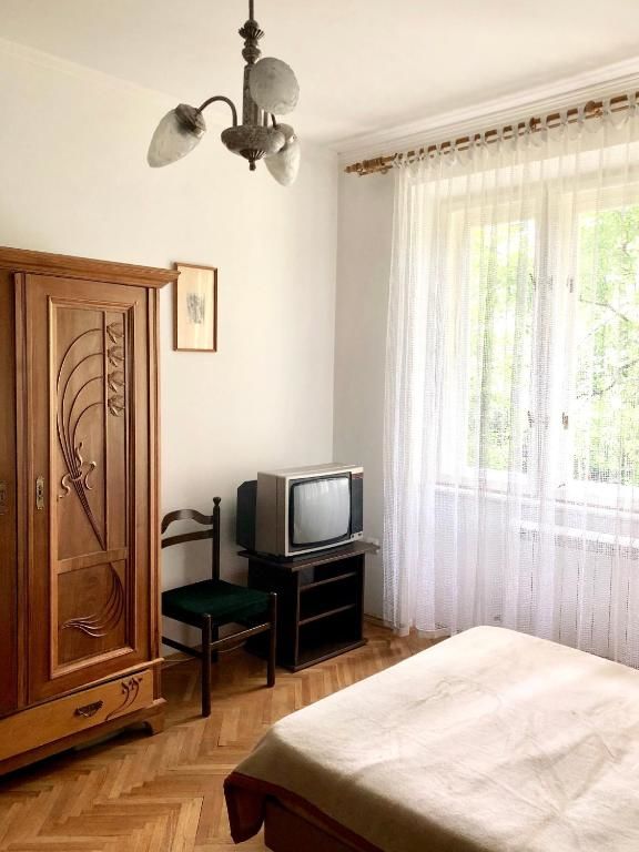 Апартаменты Apartment on Yevhena Konovaltsia Kulʼparkuv-39