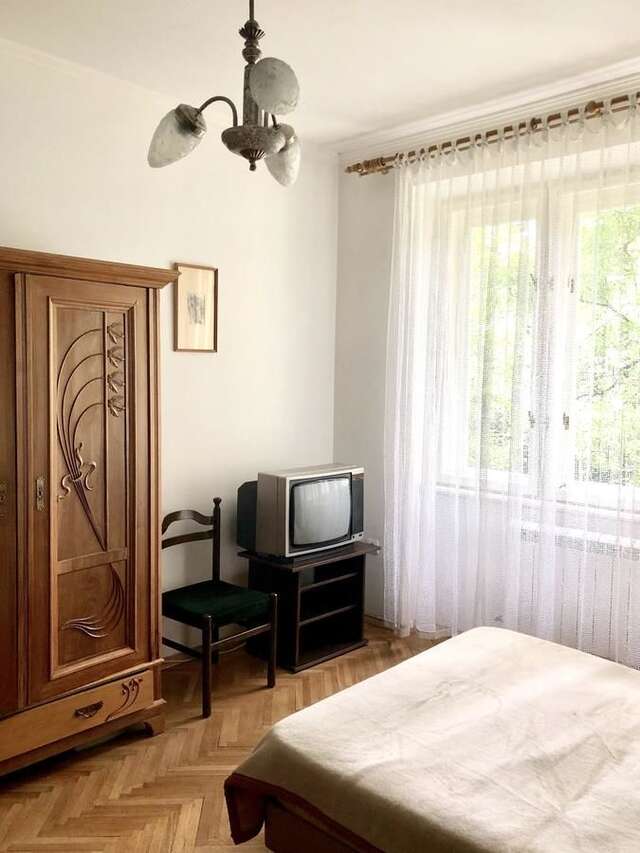 Апартаменты Apartment on Yevhena Konovaltsia Kulʼparkuv-22
